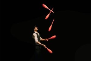Read more about the article Spice Up Your Birthday Bash with a Juggler!